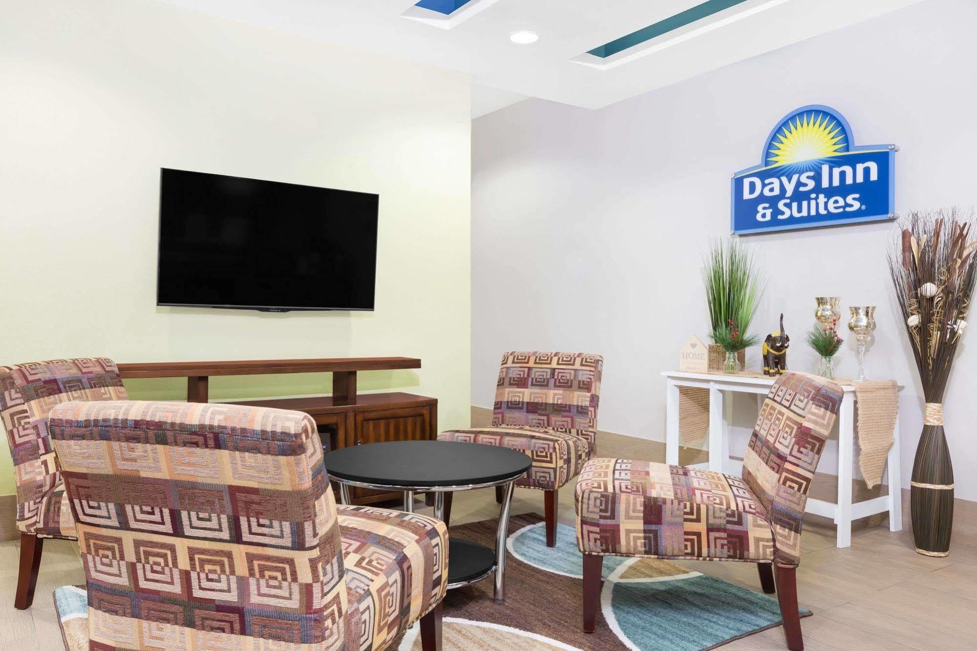 Days Inn & Suites By Wyndham Madisonville Exterior photo