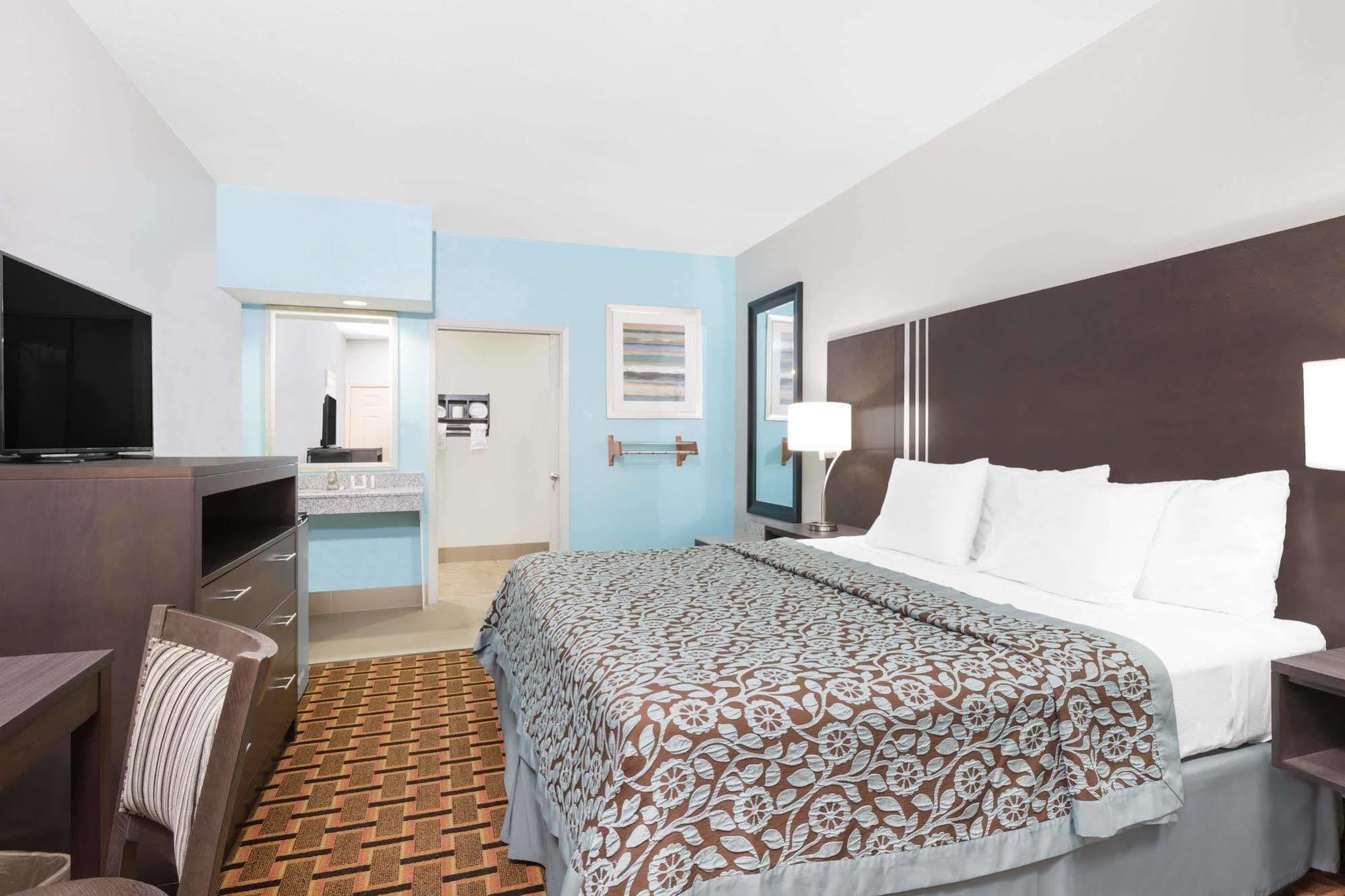Days Inn & Suites By Wyndham Madisonville Exterior photo