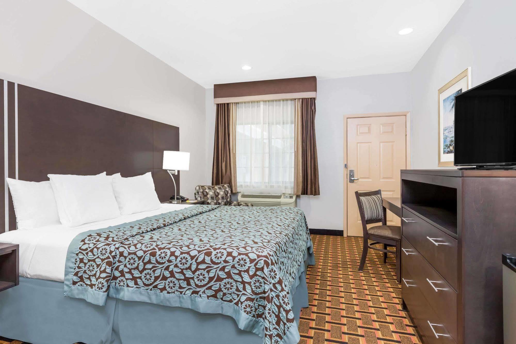 Days Inn & Suites By Wyndham Madisonville Exterior photo