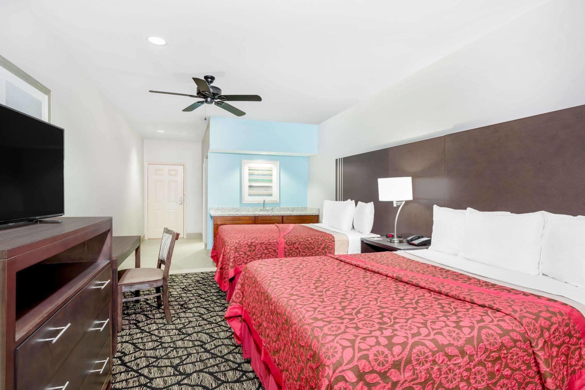 Days Inn & Suites By Wyndham Madisonville Exterior photo